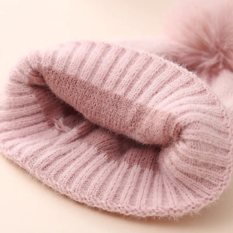 Gebreide Baby Muts Met Hartjes En Pompon - KidsKorner
