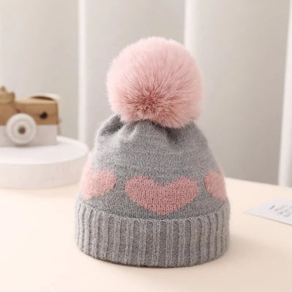 Gebreide Baby Muts Met Hartjes En Pompon - KidsKorner